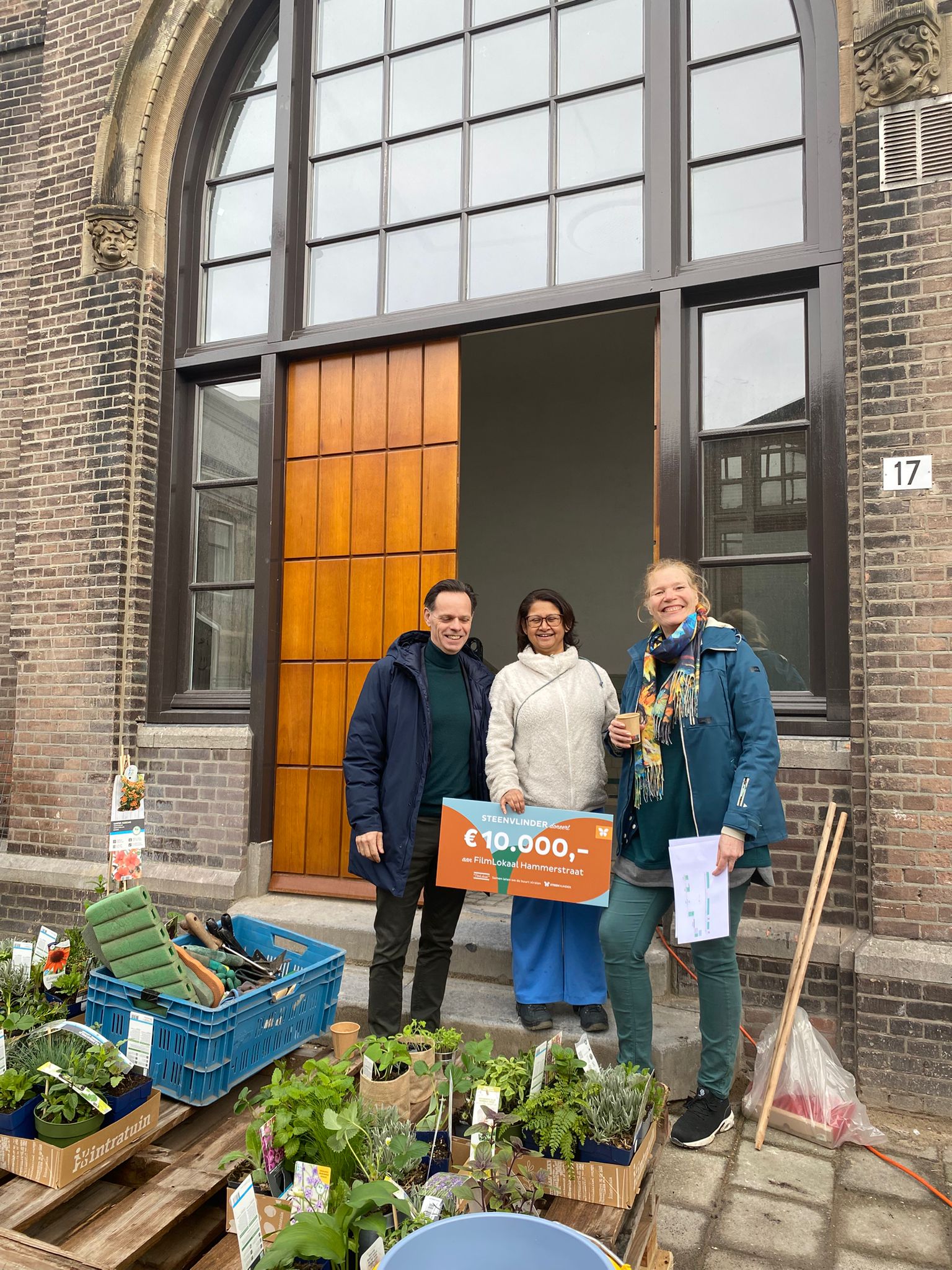 Swati Sen Gupta en Mireille Vrijenhoek in de hal van wat binnenkort FilmLokaal Hammerstraat wordt